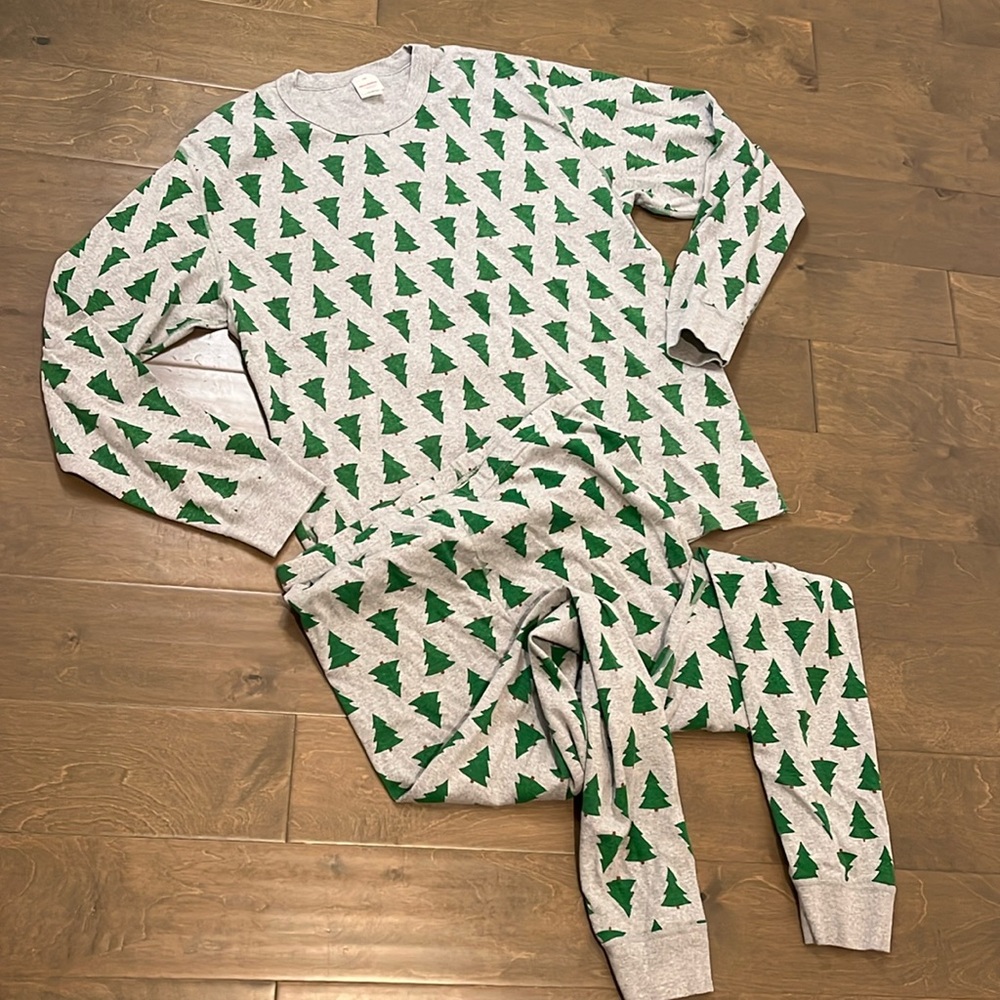 Hanna Andersson men’s XXL family matching pajamas gray with green trees. EUC